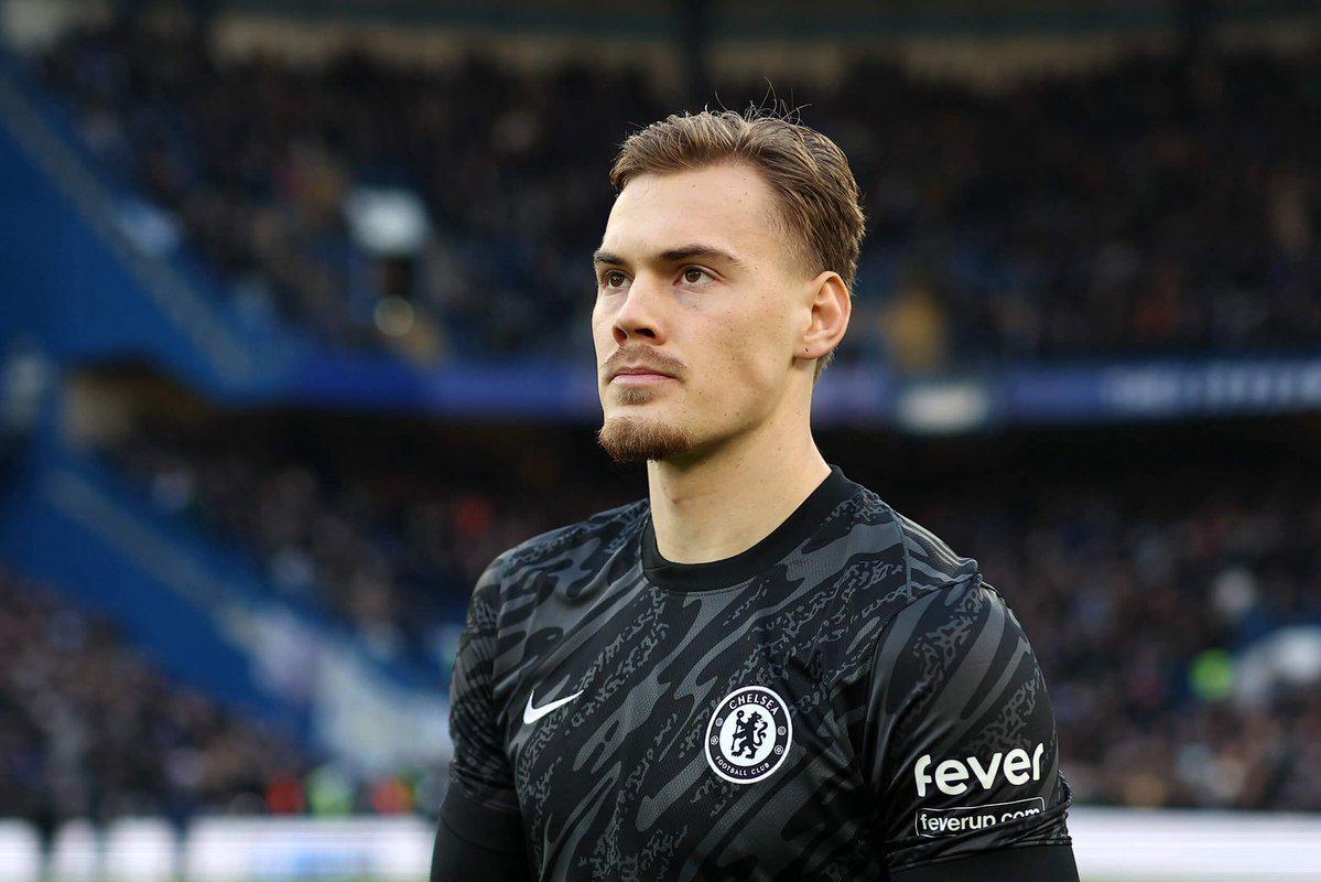 记者：切尔西暂时不考虑让约恩森以外租的形式离队