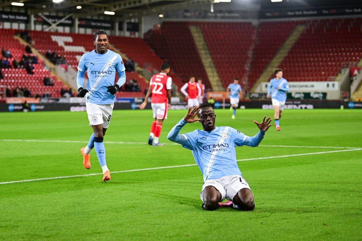 记者：曼城愿意冬窗外租18岁前锋桑加雷，安德莱赫特等队有意