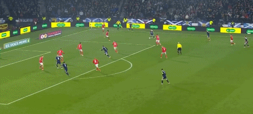 半场：苏格兰1-0丹麦，麦克托米奈惊天倒钩，霍伊伦破门被吹