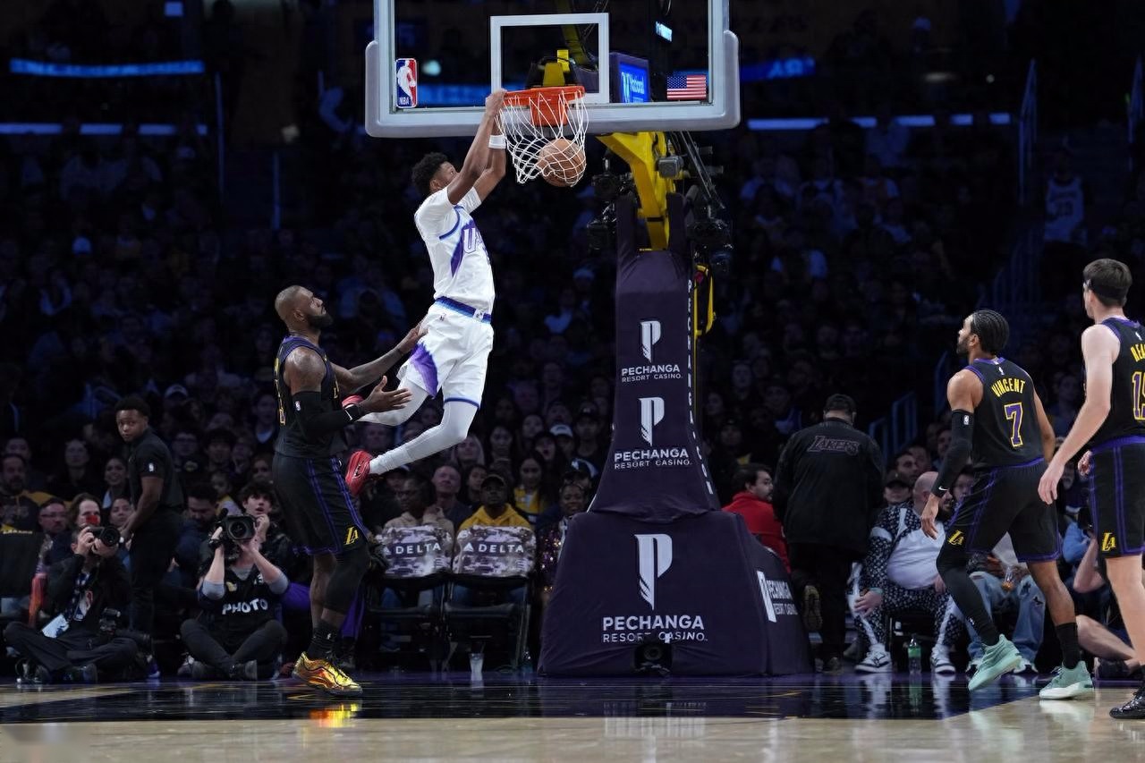 历史第一人！詹皇复出战11分12助攻创纪录 东契奇37+10 湖人擒爵士